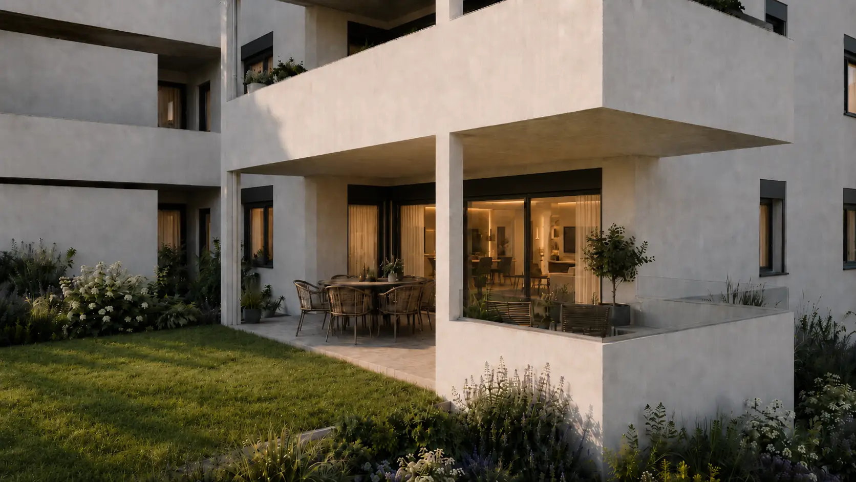 Gedeckter Aussenraum einer Wohnung im Abendlicht, Blick in den Wohnraum